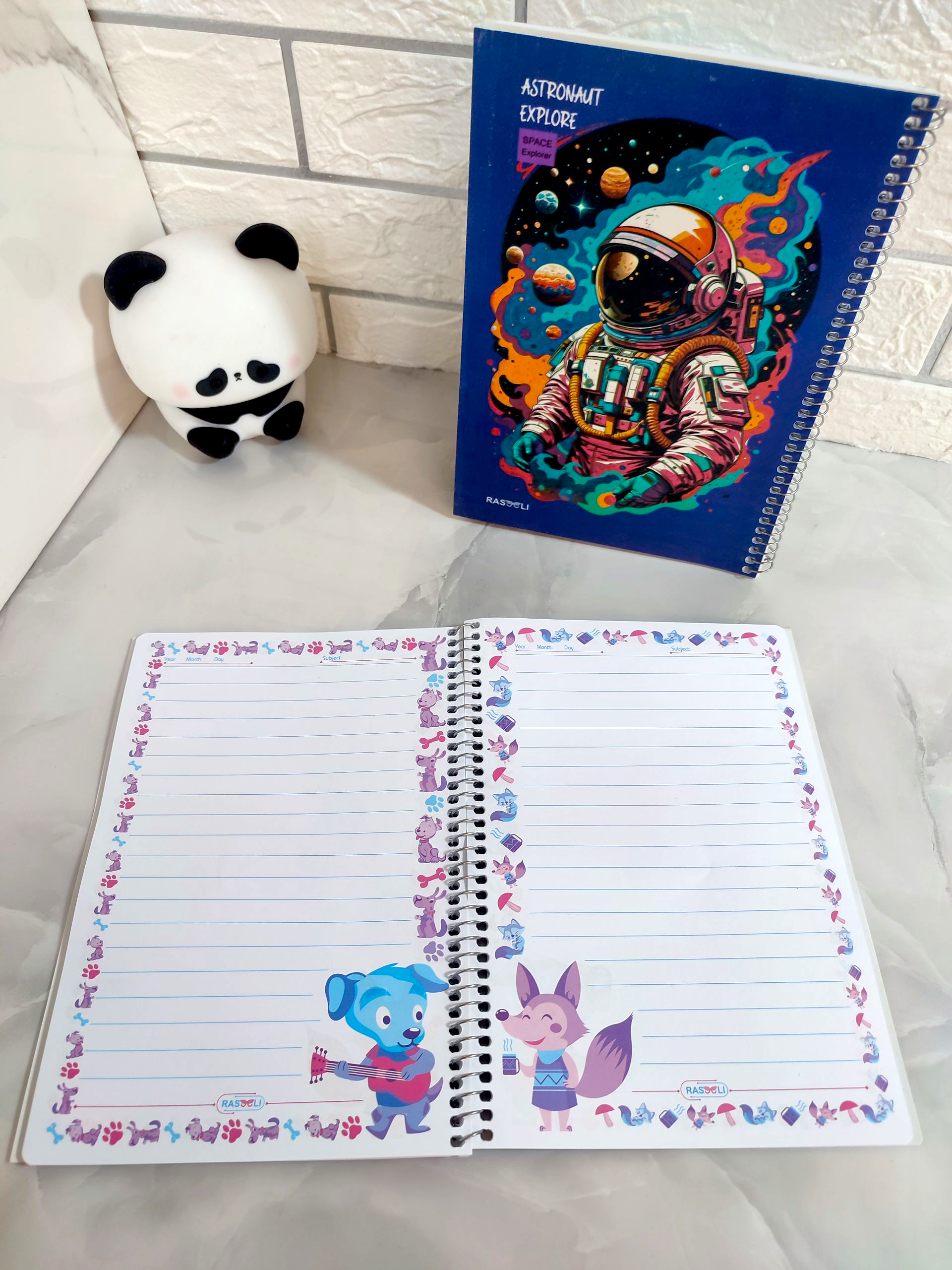 دفتر حاشیه دار فضانورد